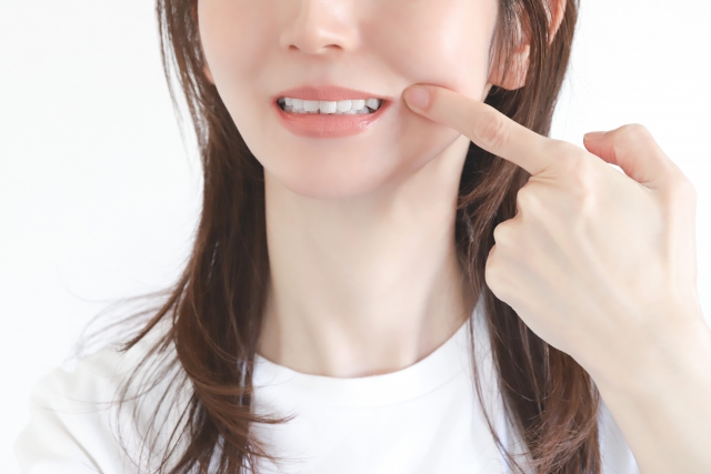 微笑む女性の口元